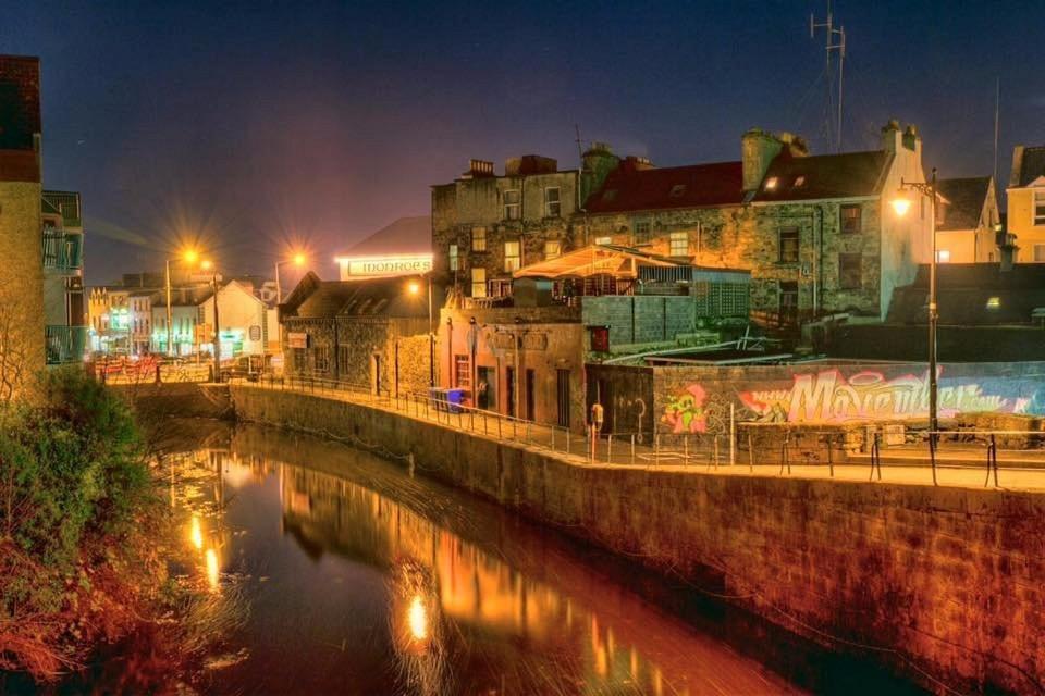 Modern Canal View Home, In City Centre, Sleeps 8 Galway Extérieur photo