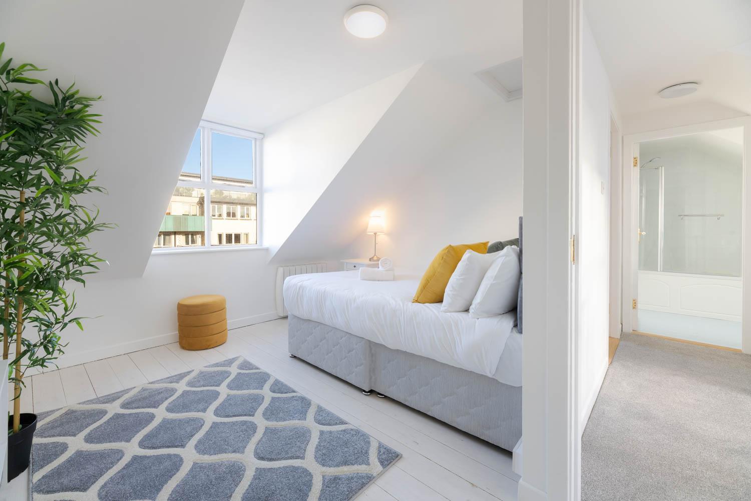 Modern Canal View Home, In City Centre, Sleeps 8 Galway Extérieur photo