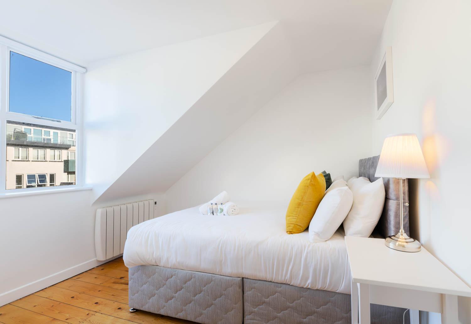 Modern Canal View Home, In City Centre, Sleeps 8 Galway Extérieur photo