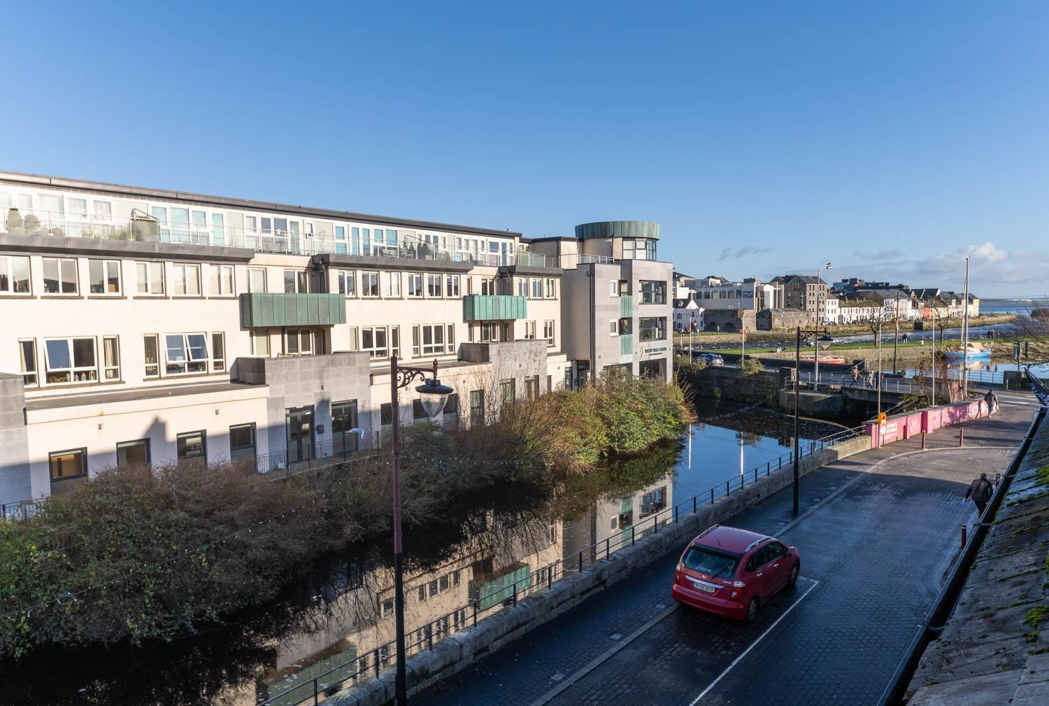 Modern Canal View Home, In City Centre, Sleeps 8 Galway Extérieur photo
