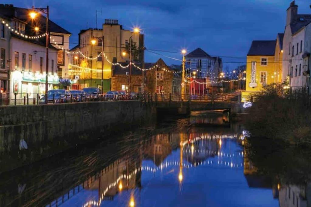 Modern Canal View Home, In City Centre, Sleeps 8 Galway Extérieur photo
