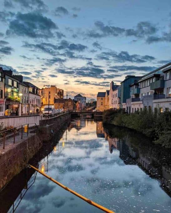 Modern Canal View Home, In City Centre, Sleeps 8 Galway Extérieur photo