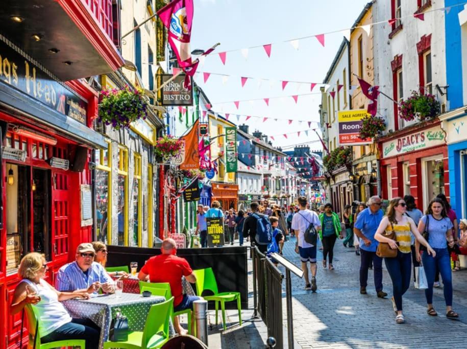Modern Canal View Home, In City Centre, Sleeps 8 Galway Extérieur photo