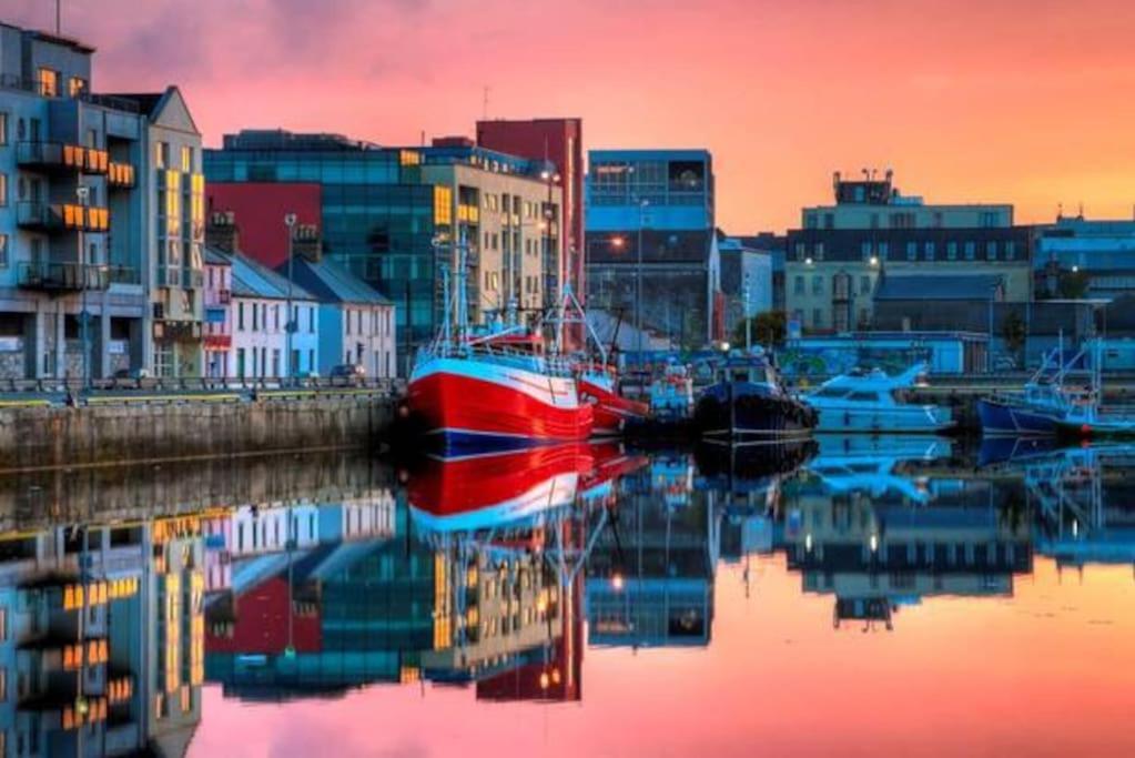 Modern Canal View Home, In City Centre, Sleeps 8 Galway Extérieur photo